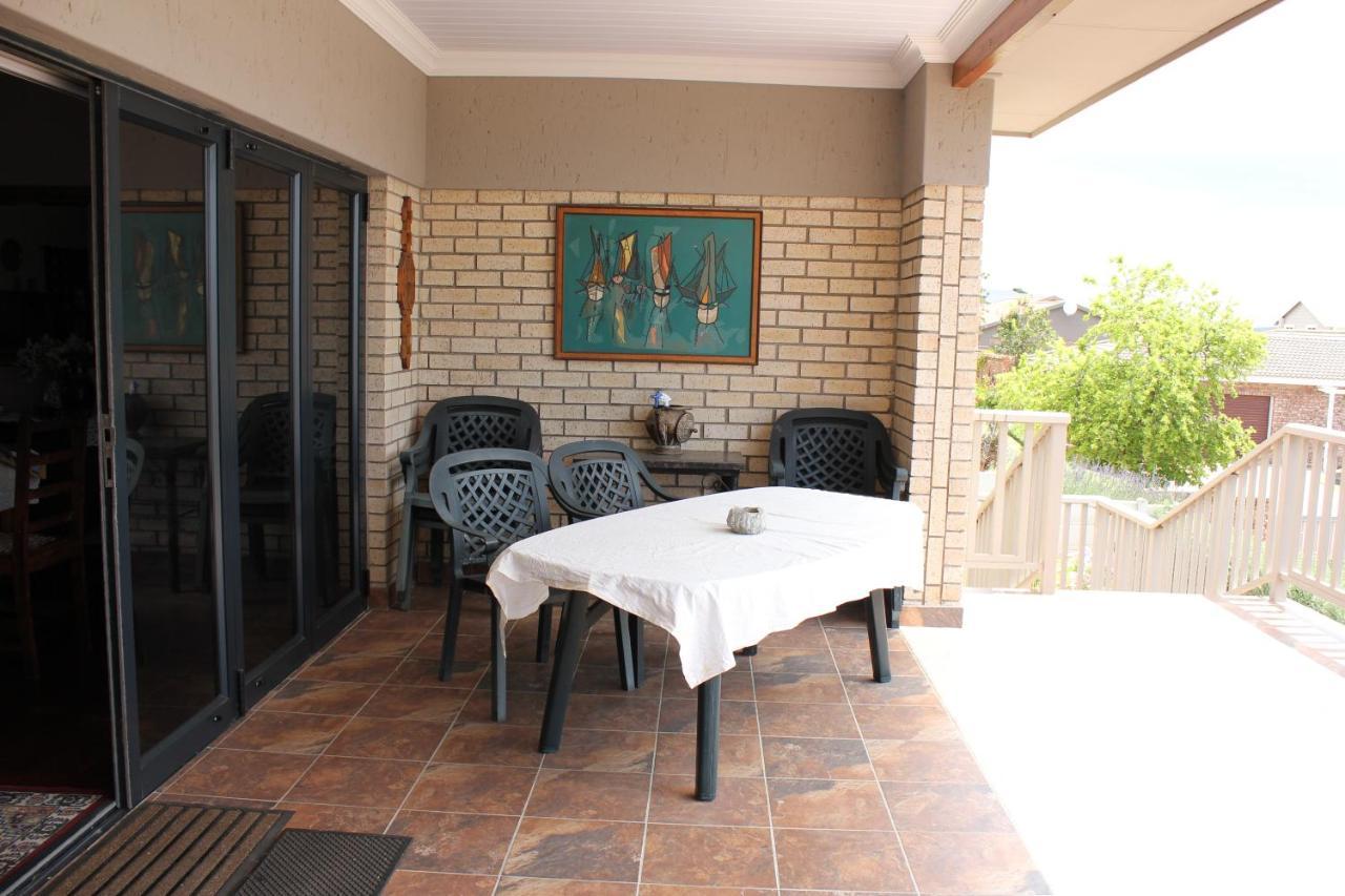 Traveller'S Rest, Reebok Bed and Breakfast Mossel Bay Exteriör bild